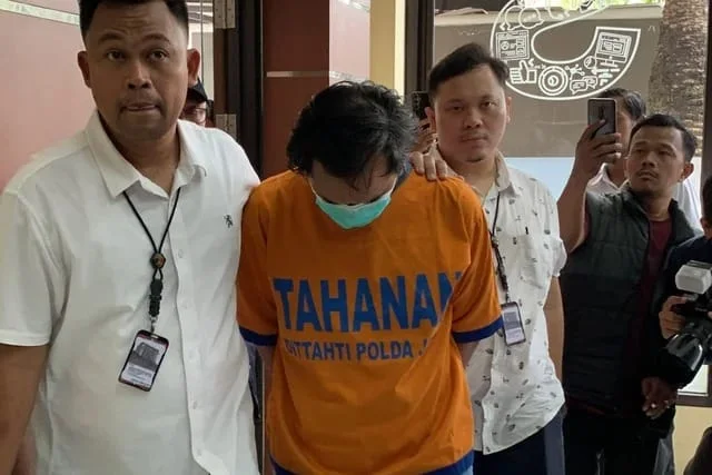 Dwi Bagus Martono, tersangka kasus pembunuhan Dini Hardiyanti dan anaknya, AGF, di Madiun. Polisi menyebut tersangka memiliki pekerjaan di bidang manufaktur dengan penghasilan mencapai Rp 9 juta per hari.