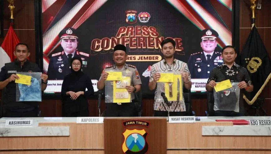 Kapolres Jember AKBP Alaiddin bersama jajaran menunjukkan barang bukti dalam konferensi pers pengungkapan perampokan Toko Emas Murni di Mapolres Jember, Jumat (23/10/2026).