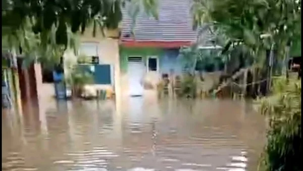 Banjir dan tanah longsor melanda sejumlah wilayah di Kecamatan Munjungan, Kabupaten Trenggalek, Jumat (30/10/2026). Sejumlah rumah warga rusak dan fasilitas pendidikan terdampak.