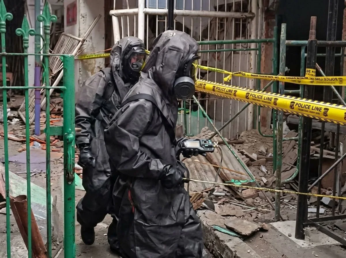 Ledakan yang diduga berkaitan dengan kebocoran tabung LPG 12 kg merusak enam rumah di kawasan Kupang Segunting, Surabaya, Senin (26/10/2026). Dua lansia mengalami luka bakar dan penyebab ledakan masih diselidiki.
