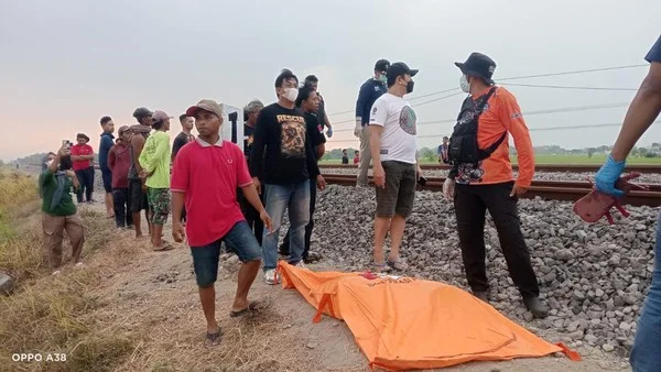Petugas melakukan penanganan setelah seorang perempuan tewas tertabrak KA Sancaka di jalur rel Desa Bancong, Kecamatan Wonoasri, Kabupaten Madiun, Kamis (29/10/2026).