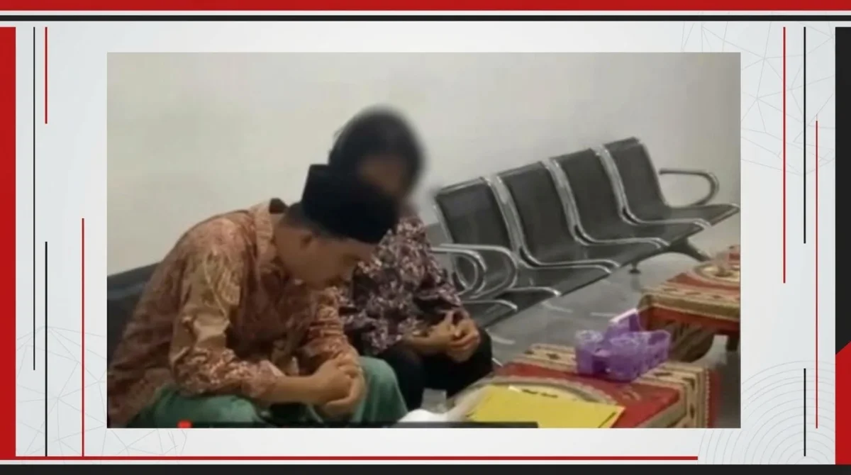 Polisi mengamankan Jumi Watik (63) di Polres Pamekasan menyusul viralnya video TikTok yang diduga memperlihatkan aksi menginjak Al-Qur'an.