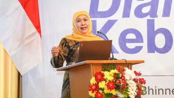 Gubernur Jawa Timur Khofifah Indar Parawansa saat meninjau proses pemadaman kebakaran hutan dan lahan (karhutla) di Pasuruan, Rabu (21/10/2026), di tengah kemarau panjang yang memicu kekeringan di sejumlah wilayah Jatim.