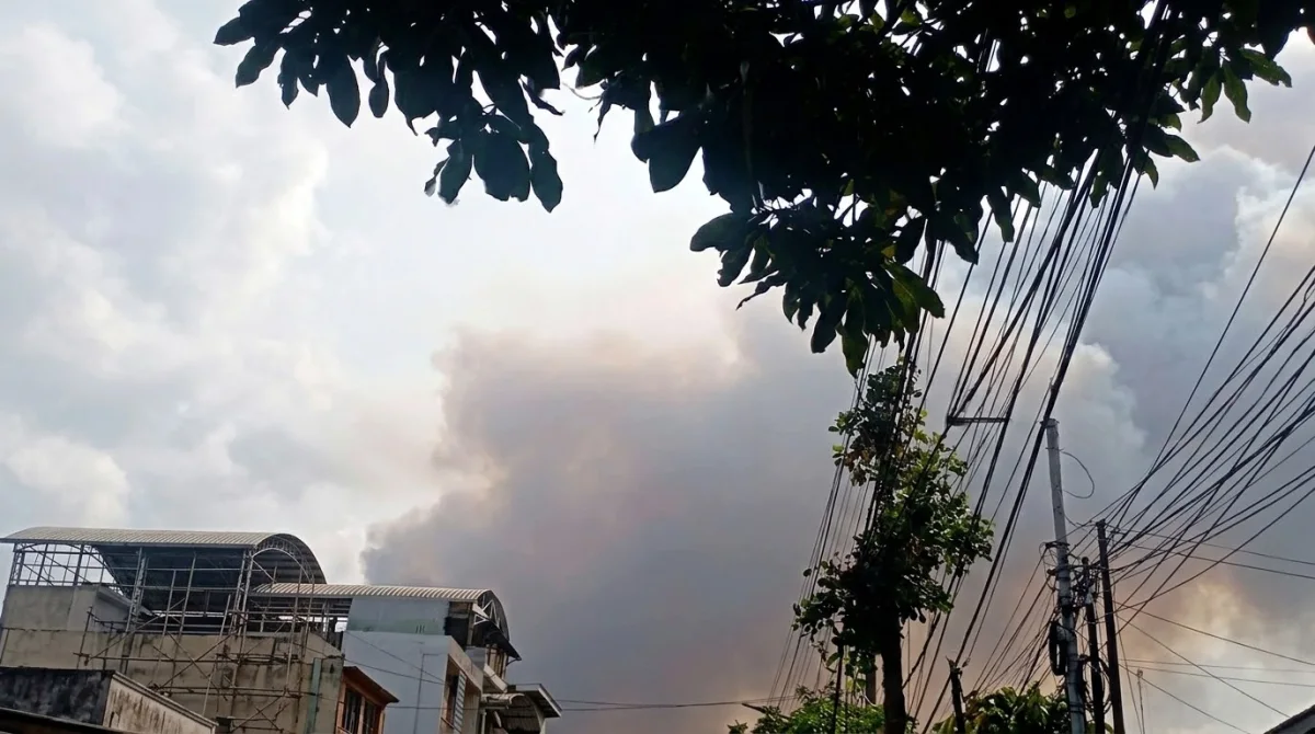 Kebakaran TPA Supiturang Malang, Asap Hitam Membubung Tinggi hingga Langit Menggelap