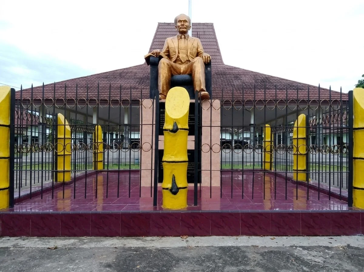 Monumen dr Soetomo berdiri di Dusun Sono, Desa Ngepeh, Kecamatan Loceret, Kabupaten Nganjuk. Kawasan ini menjadi penanda jejak kelahiran tokoh pendiri Boedi Oetomo yang berperan penting dalam kebangkitan nasional Indonesia.