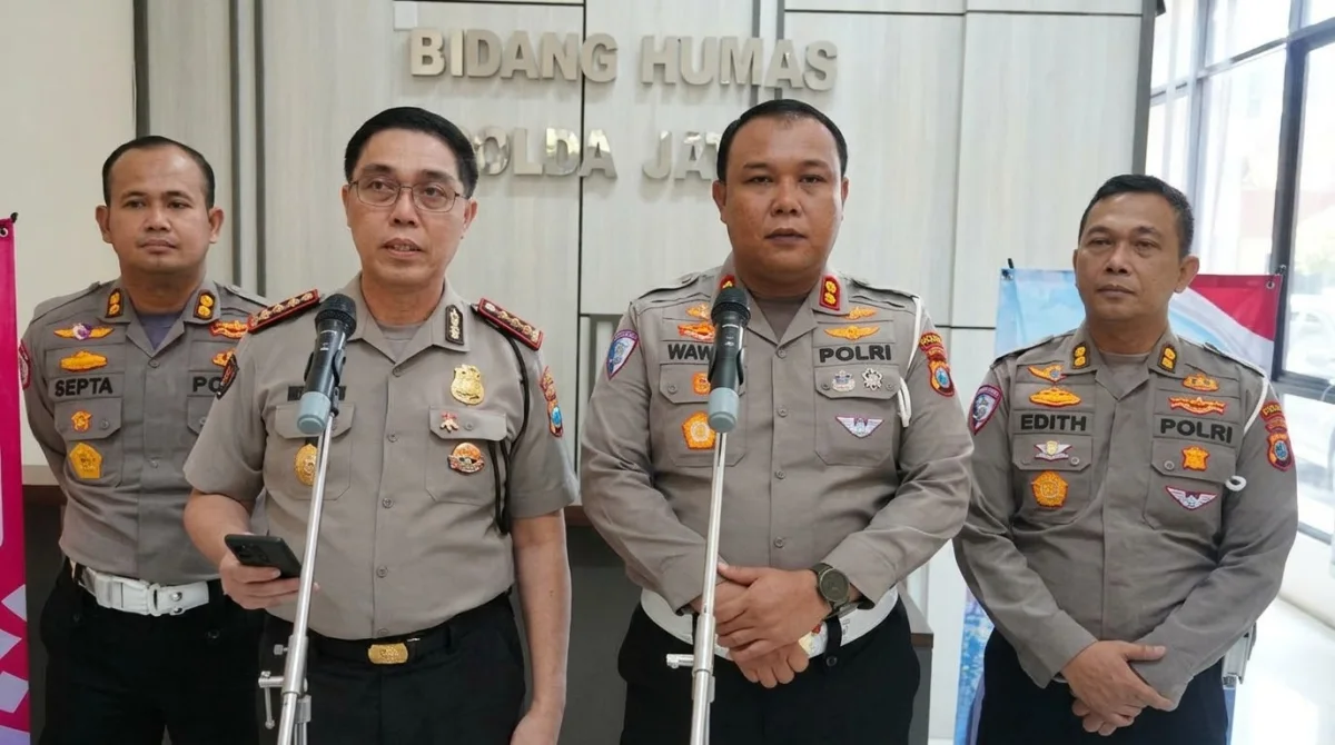 Kabid Humas Polda Jatim Kombes Pol Jules Abraham Abast bersama jajaran Ditlantas Polda Jatim memberikan keterangan terkait pelaksanaan Operasi Patuh Semeru 2026 di Mapolda Jatim, Surabaya