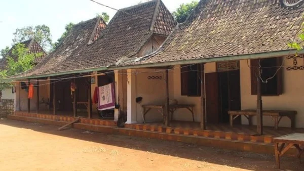Tanean Lanjhang, permukiman tradisional khas Madura yang mencerminkan nilai kekeluargaan, gotong royong, dan kebersamaan antargenerasi.