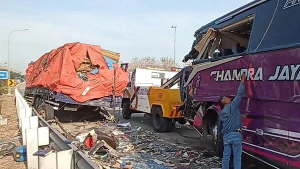 Kecelakaan Bus Chandra Jaya yang mengangkut rombongan wisata asal Mojokerto dengan truk Fuso di Tol Ngawi-Solo KM 551+200 B, Kabupaten Ngawi, Minggu (18/10/2026)