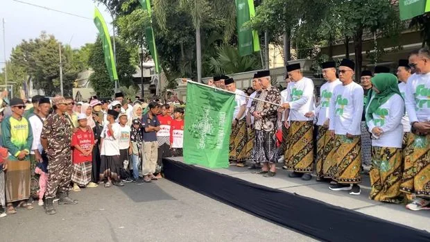 Puluhan ribu warga mengikuti Jalan Sehat Bersarung di Alun-Alun Lamongan dalam puncak peringatan Hari Santri Nasional 2026, Minggu (25/10/2026). Kegiatan ini menjadi simbol kebersamaan sekaligus upaya melestarikan tradisi santri.