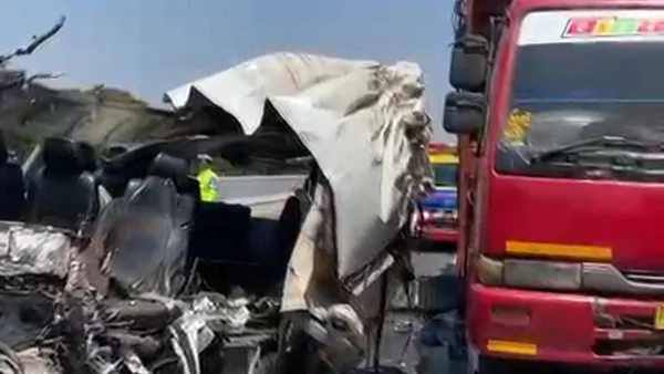 Polisi memeriksa pengemudi Toyota Hiace yang terlibat kecelakaan maut rombongan suporter PSS Sleman di Tol Madiun KM 616. Empat orang meninggal dunia, sementara penyebab kecelakaan masih dalam penyelidikan.