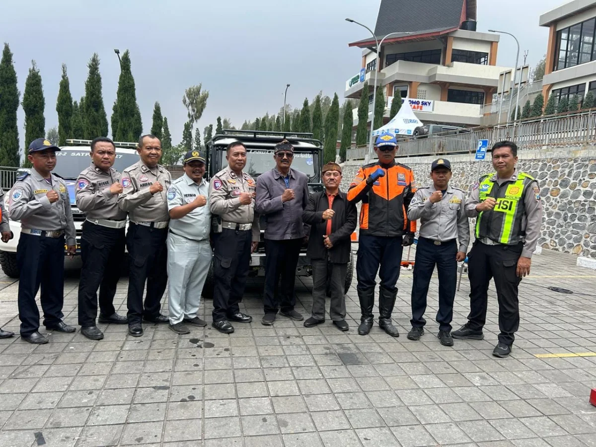 Petugas Satlantas Polres Probolinggo melakukan ramp check terhadap jip pariwisata di kawasan Seruni Point, Probolinggo, Kamis (1/10/2026).