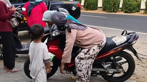 Lu'lu Atunni'mah (38) ditemukan tak sadarkan diri di atas sepeda motor di depan Puskesmas Slahung, Ponorogo, sebelum dinyatakan meninggal dunia.