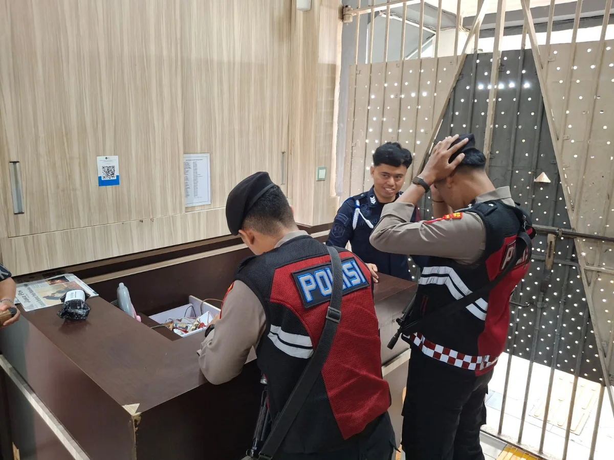 Personel Sat Samapta Polres Lumajang melaksanakan Patroli Perintis Presisi di Lapas Kelas IIB Lumajang untuk memperkuat pengamanan dan sinergi dengan petugas pemasyarakatan.