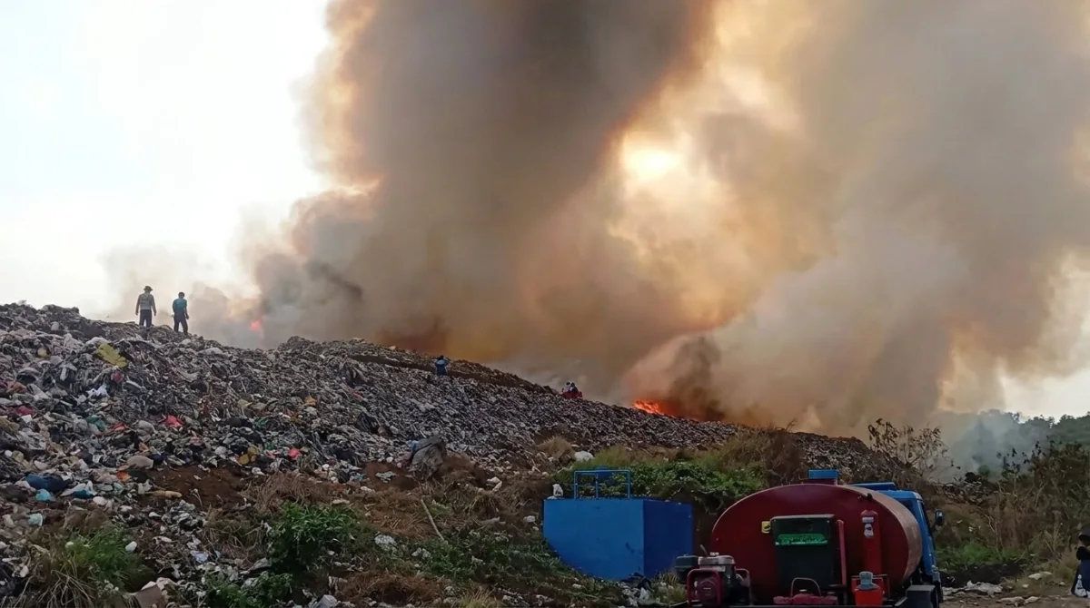 Mencekam! TPA Supiturang Malang Terbakar Hebat, Gas Metana Meledak dan Asap Kepung Permukiman