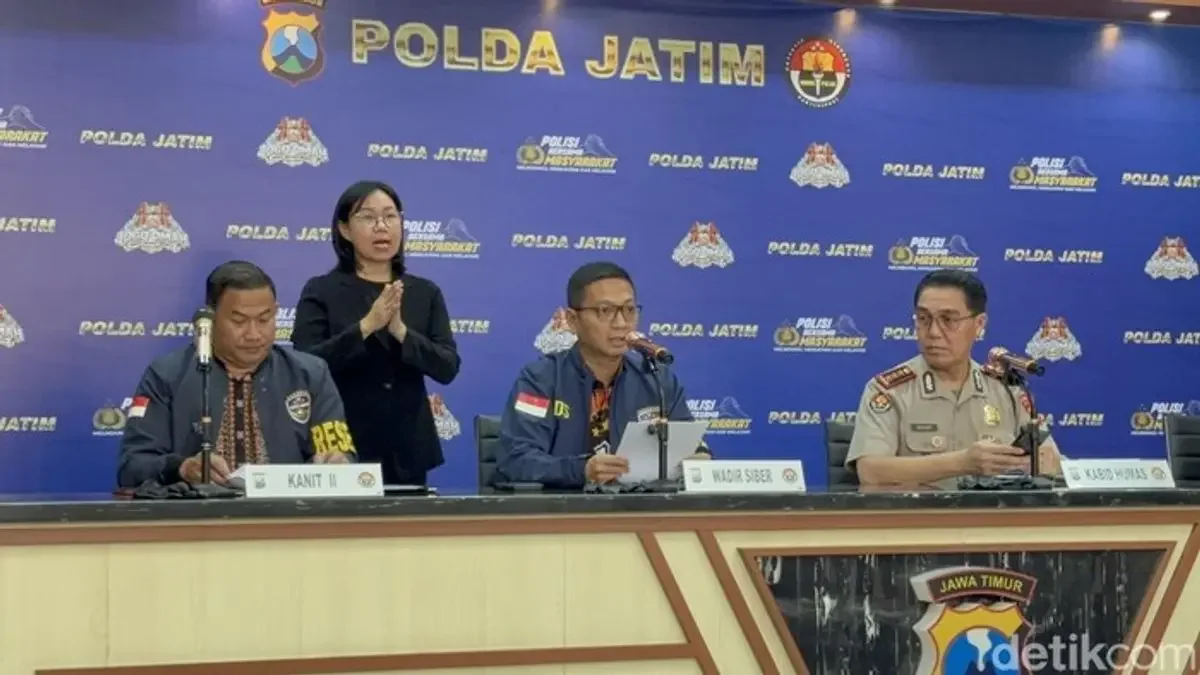 Wakil Direktur Reserse Siber Polda Jatim AKBP Daniel S. Marunduri mengimbau warga menjaga kerahasiaan NIK, nomor KK, dan identitas kependudukan lainnya.
