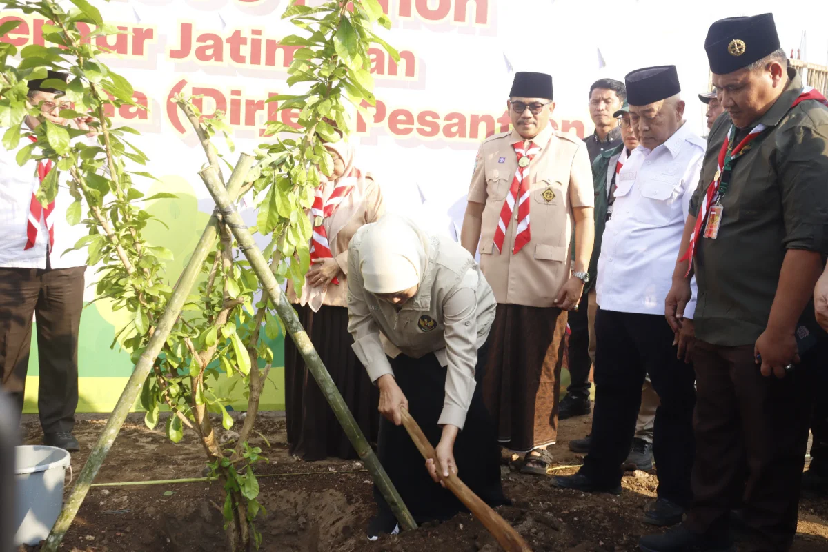 Santri Tanam 1.000 Pohon di Bululawang, Khofifah: Sedekah Oksigen untuk Generasi Mendatang