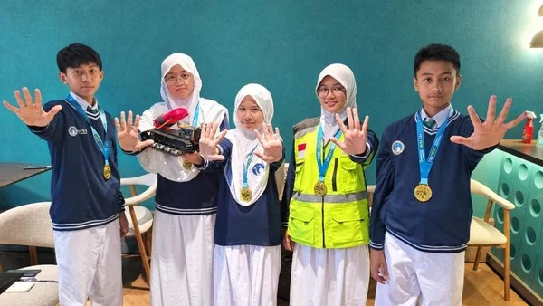 Robot Pendeteksi Korban Bencana Buatan 5 Siswa Surabaya Raih Medali Emas Internasional