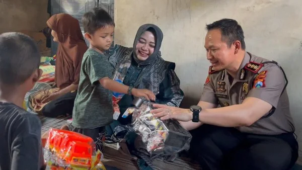 Plt Bupati Ponorogo Lisdyarita bersama Kapolres Ponorogo AKBP Damus Asa mengunjungi keluarga Lu'Lu Atunni'mah di Desa Jebeng, Kecamatan Slahung, Rabu (21/10/2026).