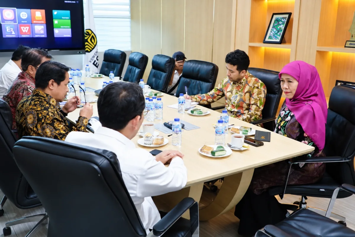 Gubernur Jawa Timur Khofifah Indar Parawansa bersama Wakil Gubernur Emil Elestianto Dardak membahas kepastian pasokan BBM di Kementerian ESDM, Jakarta, Selasa (20/10/2026). Foto disunting dengan bantuan AI.