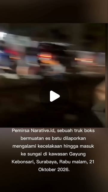 Truk Es Batu Masuk Sungai, Surabaya